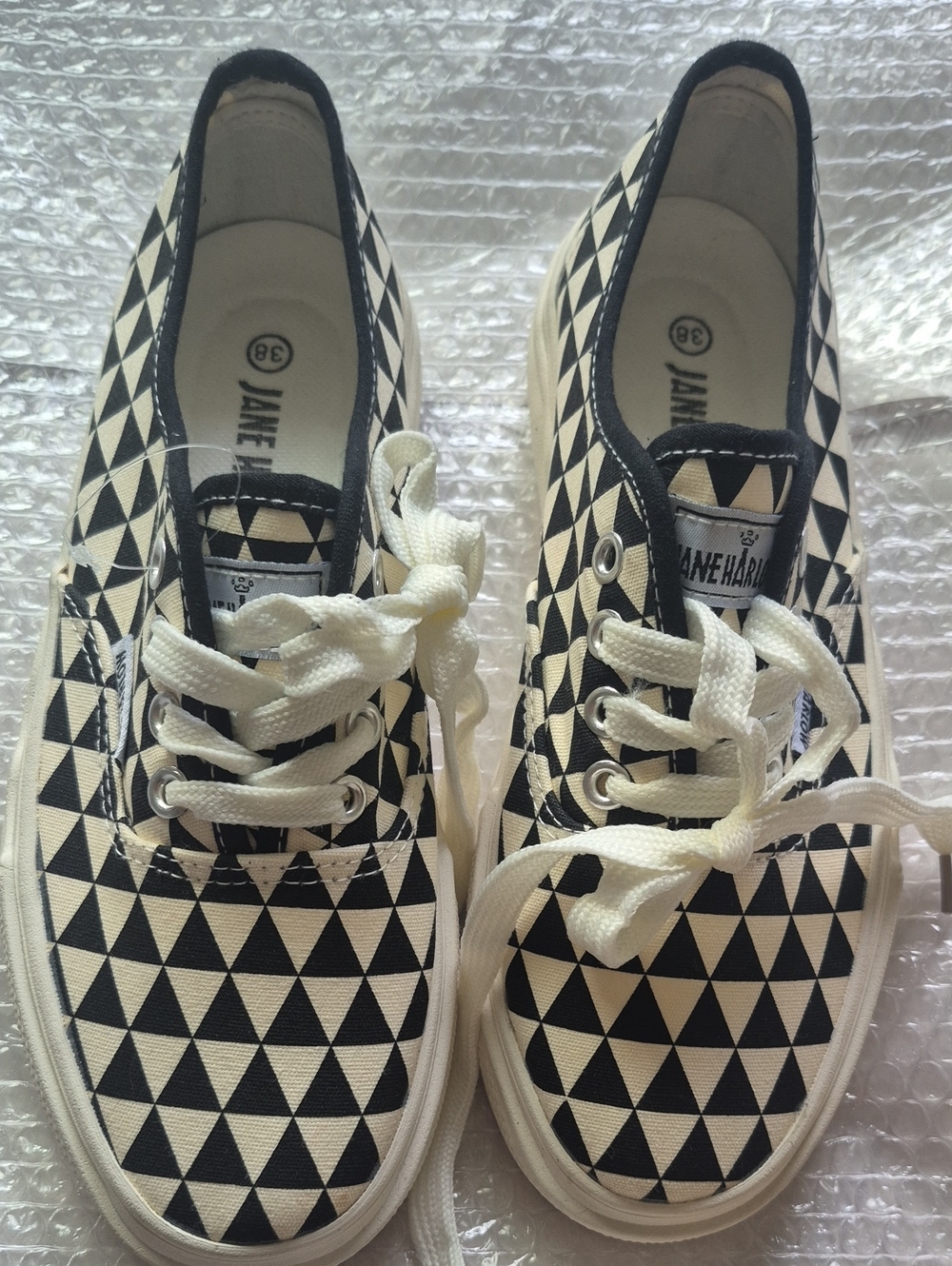Jane Harlow NWOT Geometric Triangle Canvas Sneakers - Size 38 - Picture 2 of 6